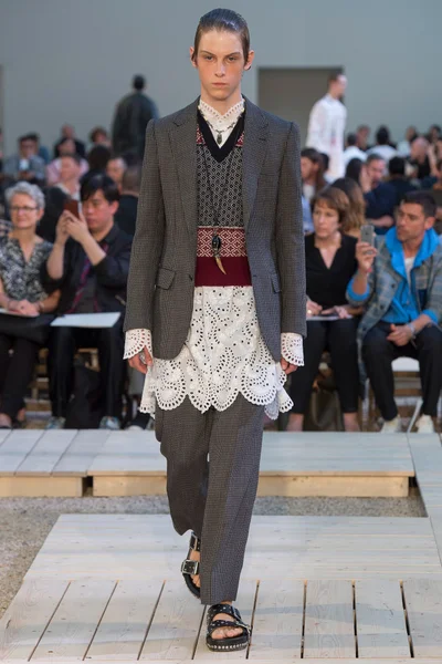 Look 18